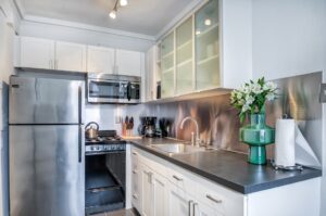 Apartment kitchen in Haverford, PA, Philadelphia's Main Line, with stainless steel appliances and white cabinets at Casa Del Sol
